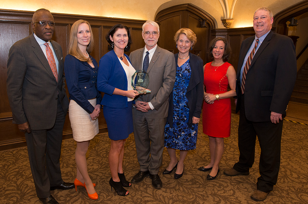 From left: U of I Chancellor Robert Jones, Sarah Ayers, president of Chicago Illini Club, Rebecca Darr, U of I President Timothy Killeen, Roberta Killeen, U of I Trustee Jill Smart, and Doug Beckmann, U of I Alumni Association interim president and CEO, pose for a photo honoring Darr as a Chicago Illini of the Year. (Photo by Lloyd DeGrane.) 