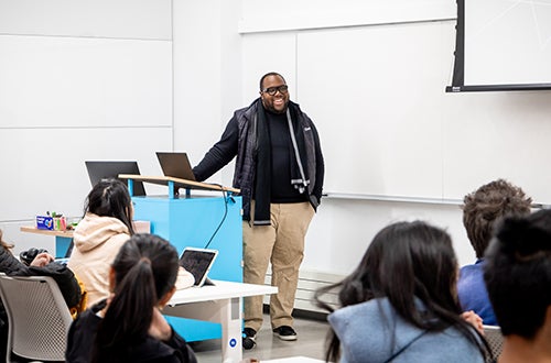 College of LAS alumnus Chika Umeadi speaks to Global Leaders Program about high-functioning teams at the University of Illinois Urbana-Champaign.